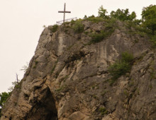 Skála s křížem ve Svatém Janu pod Skalou